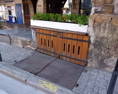 PXL067 La cave, c'est par là