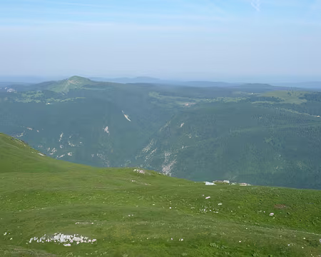PXL031 De droite à gauche : du crêt au Merle au Crêt de Chalam tant parcouru en ski de fond !