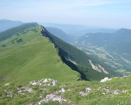 PXL039 La vallée de la Valserine et au fond le grand Crêt d'Eau, où finit la crête
