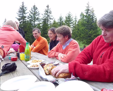 P1030233 A la cabane Bambi, préparation de l'apéro...
