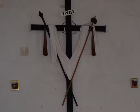 PXL002 Dans la chapelle : instruments de la passion