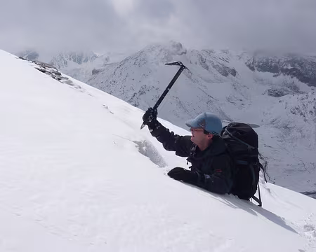 PXL064 Tandis que JC taille la route