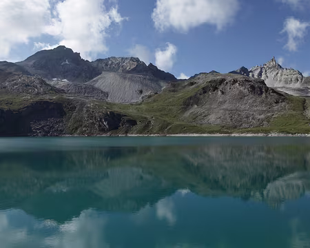 IMG19705 La pointe de la Bailletta (3071m) et l'Aiguille du Dôme (3017m) se reflètent dans le Lac de la Sassière (2460m)