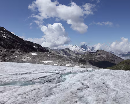 IMG19736 Petit torrent d'eau de fonte à la surface du glacier. Au loin, la Grande Motte et la Grande Casse