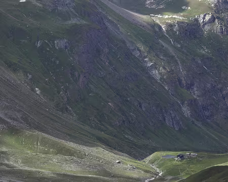 IMG19823 Le refuge Mario Bezzi, et notre sentier du lendemain qui chemine entre les barres rocheuses