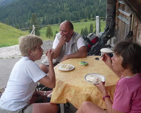 PXL022 Dégustation de doubles-crèmes au col de la Croix.