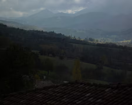 PXL044 Le château existe bien ! La silhouette là-haut sur la dernière colline...