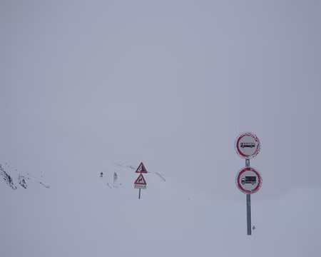 PXL023 Il ne reste plus qu'à se laisser glisser en bas, sauf qu'on n'a pas les skis.