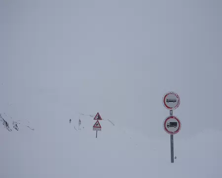 PXL023 Il ne reste plus qu'à se laisser glisser en bas, sauf qu'on n'a pas les skis.