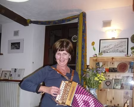 PXL037 Et il y a aussi Brigitte et son accordéon bien sûr !