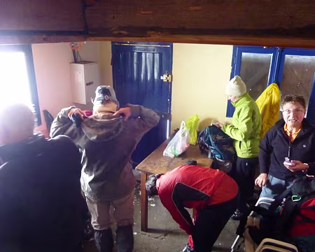 P1050196 déjeuner à l'abri du refuge d'hiver Agnel