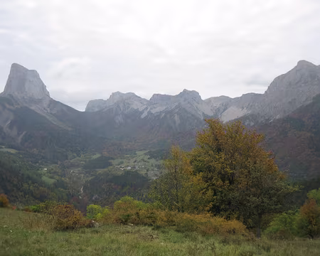 PXL061 A gauche le Mont-Aiguille