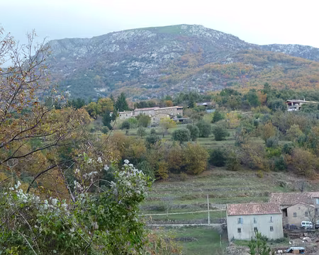 PXL042 Au centre le gîte du Jal, à ROCLES.A l'arrière-plan crêtes du TANARGUE