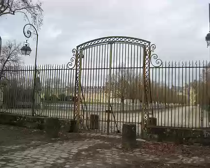 PXL007 Les grilles de l'Allée de Maintenon et le Château de Fontainebleau