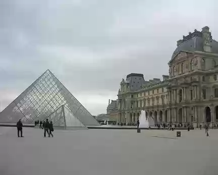 PXL064 La Pyramide du Louvre