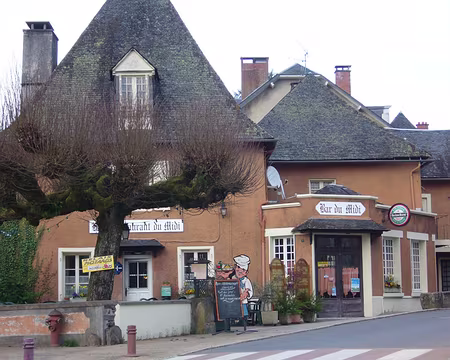 PXL088 Vin de noix, kir à la châtaigne, soupe, blanquette de dinde et spaghetti, crème au chocolat ou gâteau pommes et noix ou pithiviers, café ou verveine. Sans...