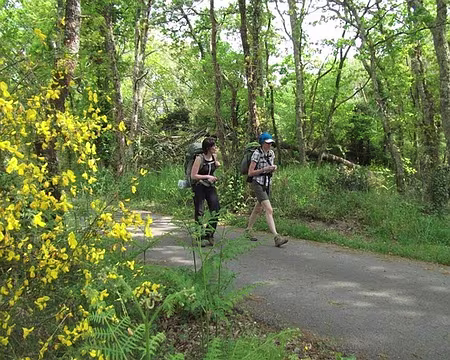 PXL012 Les filles, ça sait même parler en marchant ; c'est chouette les filles !