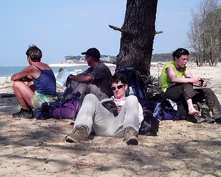 PXL073 Pause studieuse pour certaines pendant que d'autres se baignent