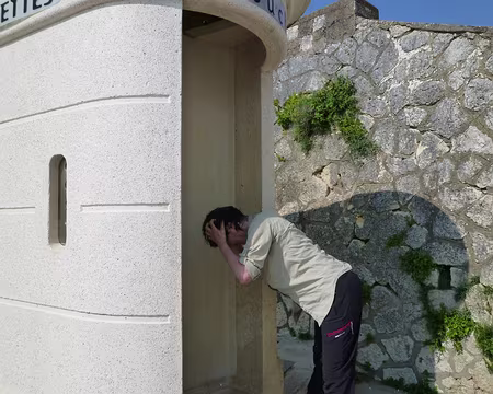 PXL107 1ère douche du séjour, Mimi fonce tête baissée