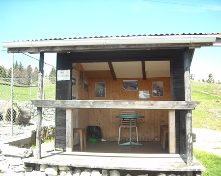PXL024 Et ce n'est pas tout: là c'est l'abri extérieur pour les fumeurs car si le Jura est vert, c'est qu'il pleut souvent, of course!