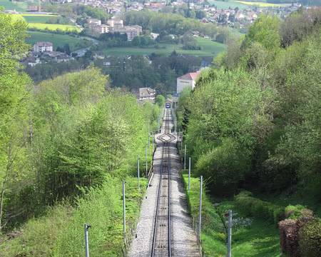 PXL042 Un funiculaire relie les deux villages.