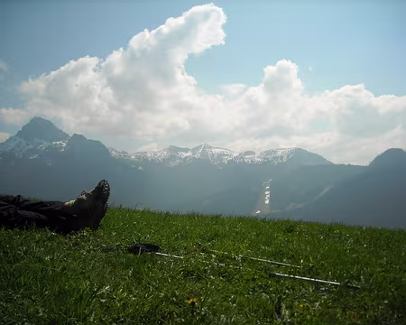 PXL059 Heure de la sieste! A qui appartiennent ces pieds, et ces bâtons?