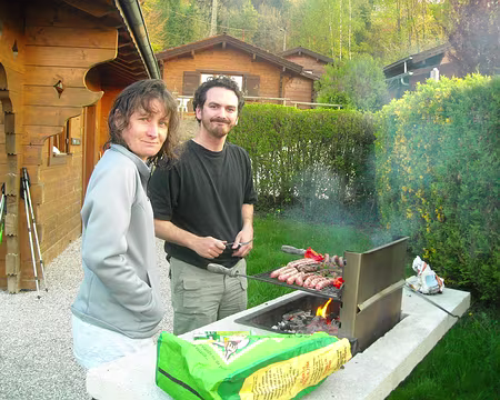 PXL068 Ce soir, c'est le cochon qui est à l'honneur: saucisses et brochettes