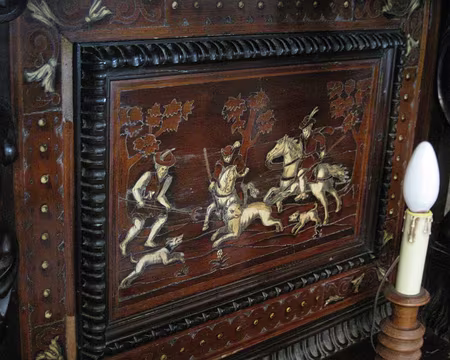 PXL034 ...incrusté d'ivoire représentant des scènes de chasse