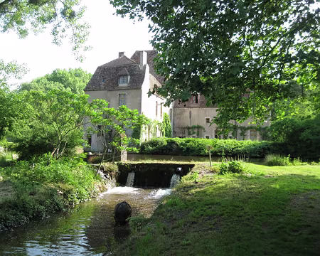 PXL038 Les douves tout autour du château sont alimentées par l'Anguison