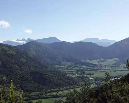 IMG_5294 Vue vers le nord-est. A gauche le col de Corps qui forme une entaille entre le la Tête de la Plainie et la Tête de Garnesier. A droite à l'horizon, le Plateau...