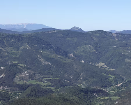 IMG_5384 Vue vers le sud-ouest depuis le sommet de Banne. Le Mont Ventoux (1911m) et Valdrôme (780m) en bas à droite.