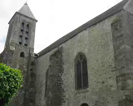 PXL009 Eglise St-Vincent de Machault, clocher du XIIIè siècle remanié au XIXè