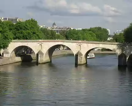 PXL000 En traversant la Seine par le Pont Marie...