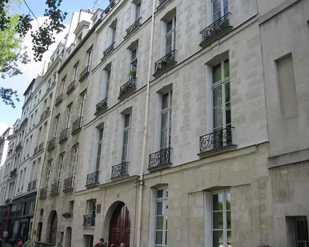 PXL001 ...arrivée au Quai de Bourbon, dont les maisons ont été bâties entre 1614 et 1645