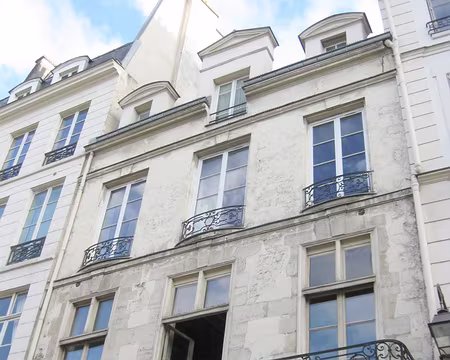PXL012 Hôtel Séguier, construit en 1626, rue St-Antoine. Le balcon à balustrade de 1729 est soutenu par des consoles en forme de chimères
