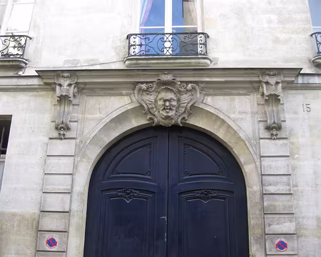 PXL017 Mascaron d'un immeuble Louis XV, rue Charles V