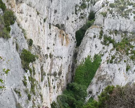 006 Le long des parois ouest du Mont Gaussier.