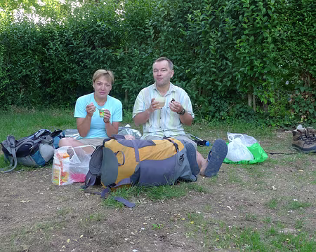 027 Jour 3. Petit-déjeuner sur l'herbe, dans le camping de Maussane.
