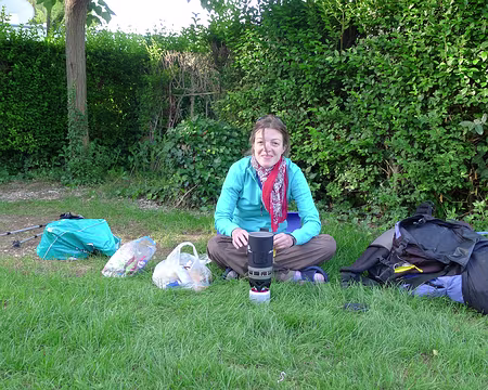 028 Petit-déjeuner sur l'herbe, dans le camping de Maussane.