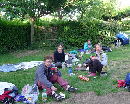 029 Petit-déjeuner sur l'herbe, dans le camping de Maussane.