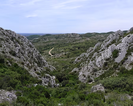 043 Le long de la crête nord des Alpilles (GR6).