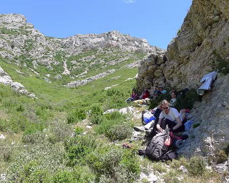 056 Endroit à l'ombre inespéré pour pique-niquer ! Il fait vraiment très chaud !