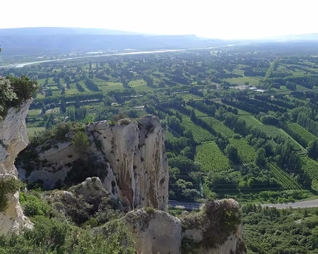 063 La vallée de la Durance, vue depuis les falaises orientales des Alpilles.