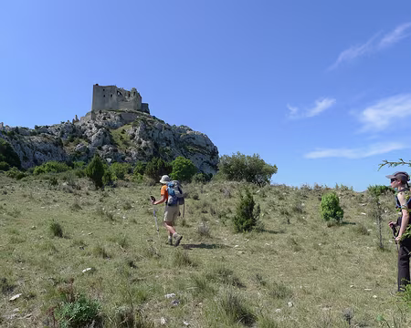 067 ...le château de la Reine Jeanne, en ruine.