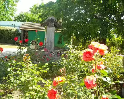 PXL000 Accueil dans le jardin enchanté de Claude Ramier: roses et cerisier