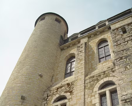 PXL016 A Chateau-Landon,une maison de retraite imposante sise dans un ancien monastère