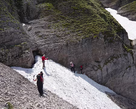 PXL042 Quelques névés tardifs compliquent la traversée