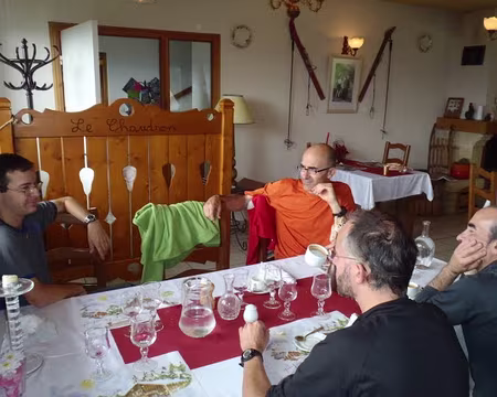 000 Une fois n'est pas coutume, nous commençons la randonnée par un excellent repas 