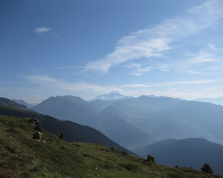 026 3ème jour. Nuages lenticulaires sur le massif du Mont Blanc, au loin.