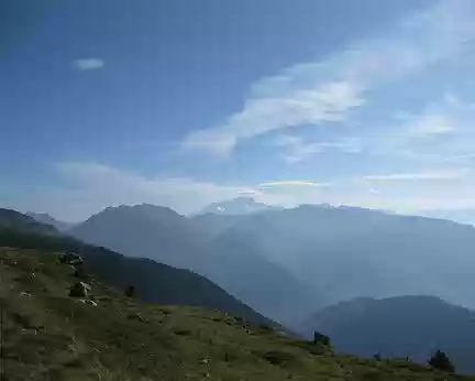 026 3ème jour. Nuages lenticulaires sur le massif du Mont Blanc, au loin.